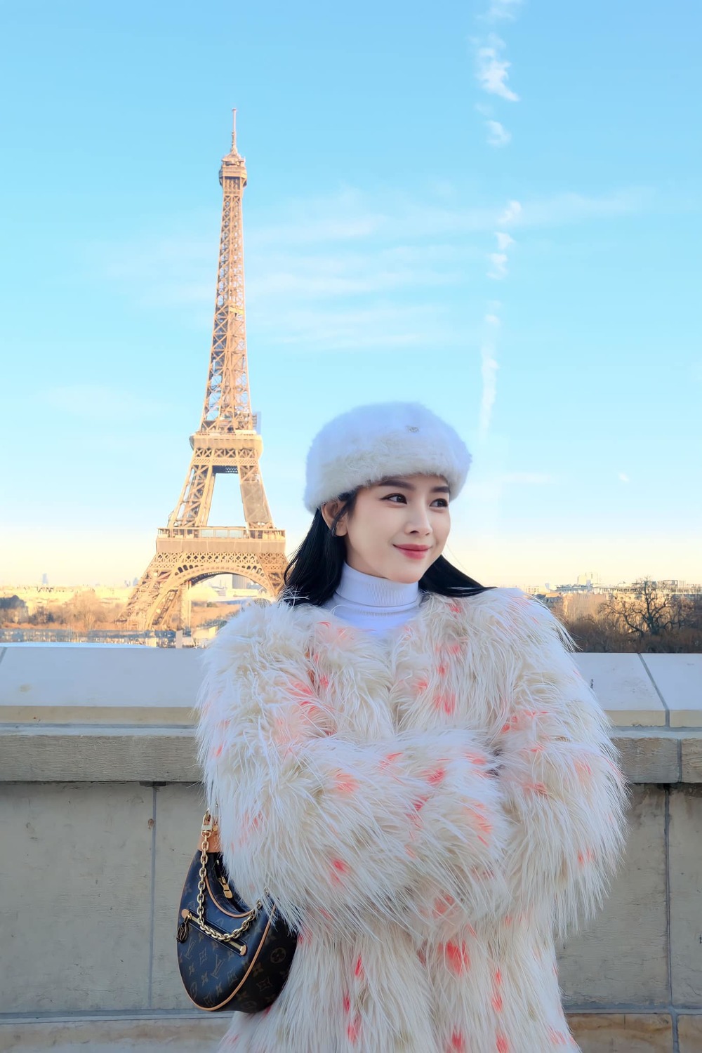 Dj Mie cực xinh đẹp khi chụp ảnh bên trời tây
