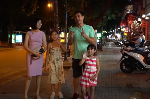 Duy Nến xuống phố cùng vợ con của mình